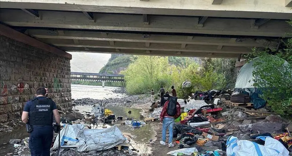 Sicurezza urbana, sgomberi e pulizia sotto ponte Roma e Palermo