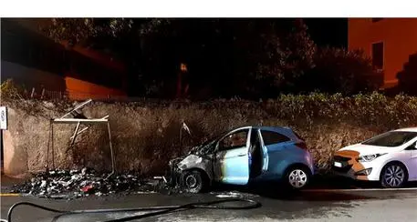 Bolzano, brucia campana della carta: distrutta un'auto