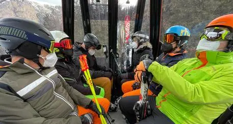 Casco, assicurazione e zero alcol: Dolomiti Superski “approva” le regole per lo sci