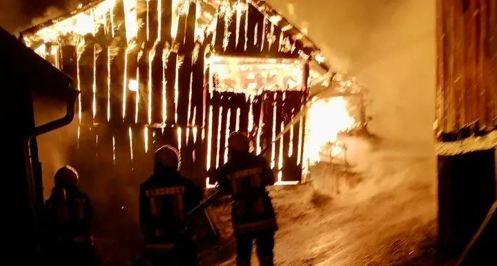 Curon Venosta, fienile distrutto dalle fiamme: salvato il maso
