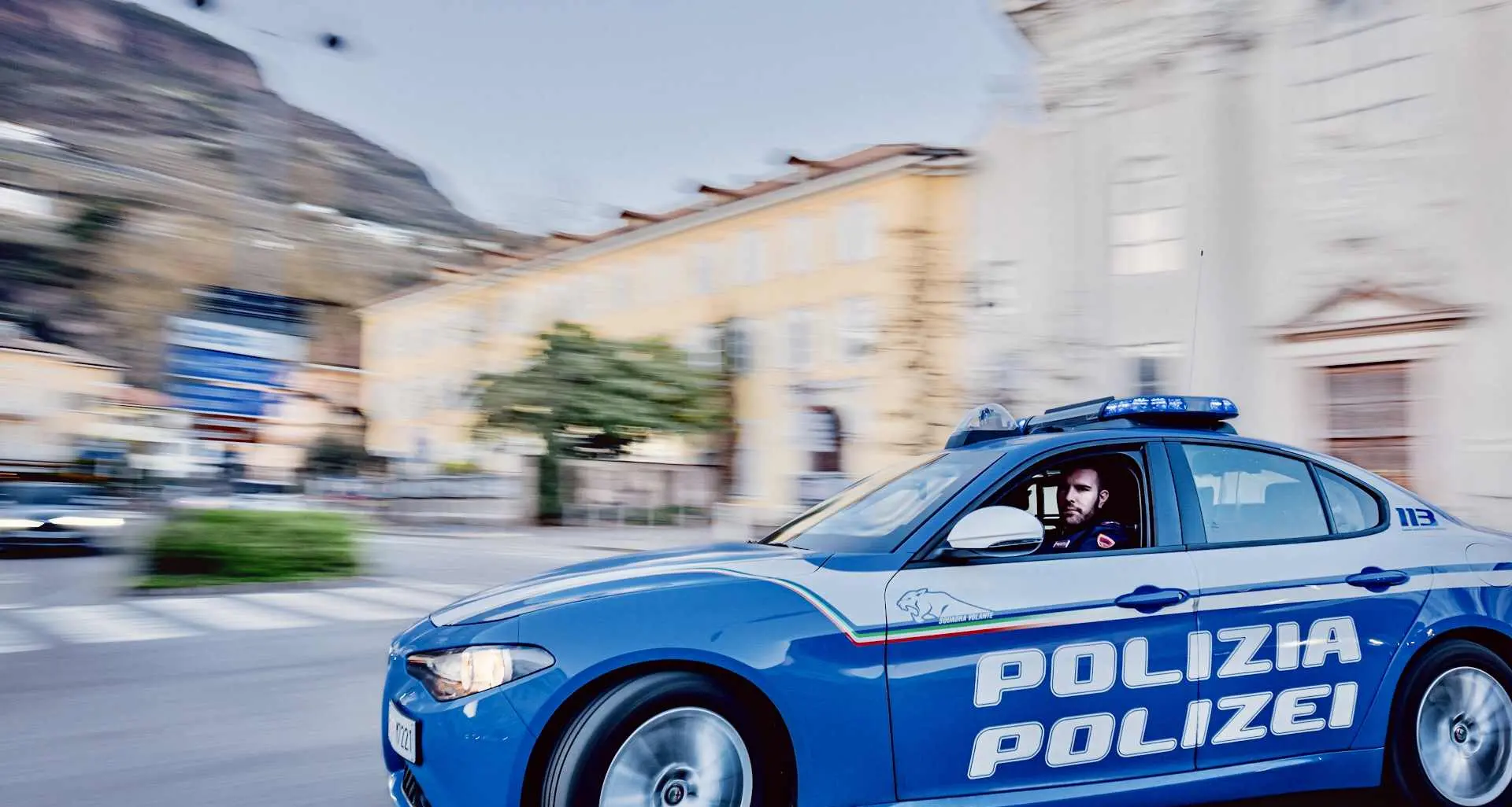 Bolzano, sospetta la moglie di tradimento con un collega e la obbliga a dimettersi da commessa: ammonito dal questore