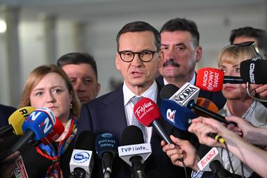 Riunione politica in Polonia, tensioni interne al partito conservatore Pis, dibattito su decisioni organizzative, immagine di approfondimento