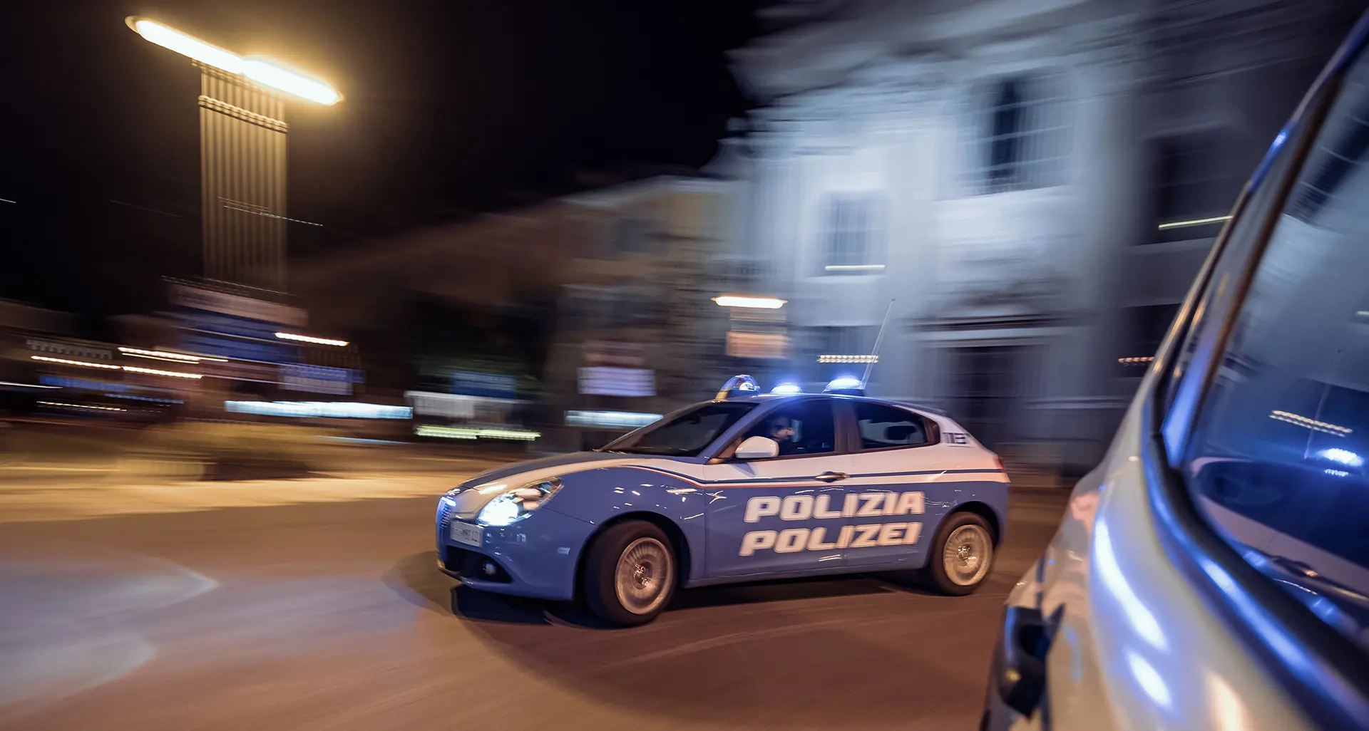 Aggredisce il padre e poi morde due agenti: arrestato un 22enne