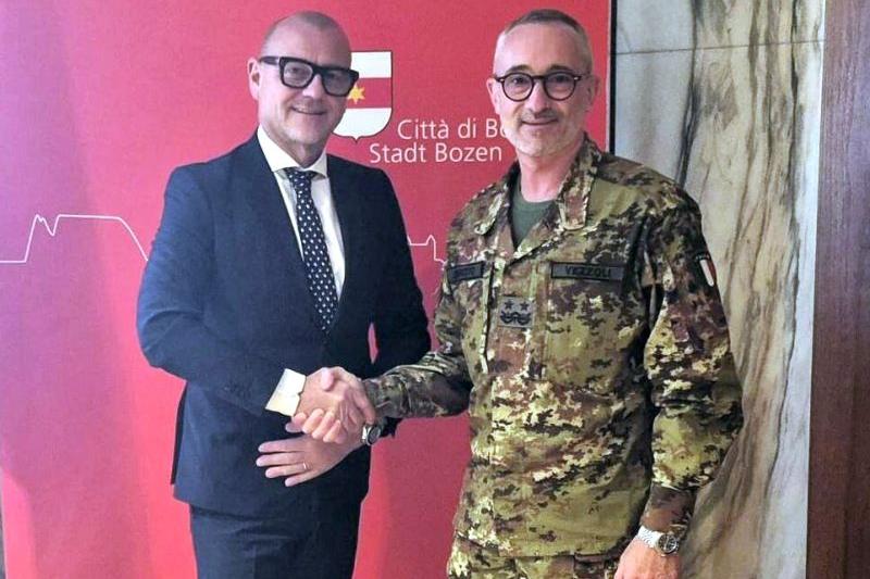 Truppe Alpine, Corrarati riceve il generale Alberto Vezzoli