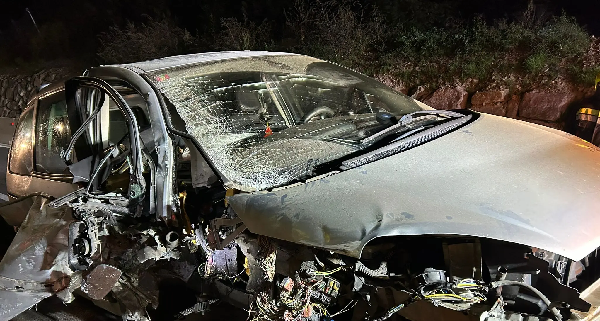 Bronzolo: auto sfonda le barriere di cemento, miracolato il conducente