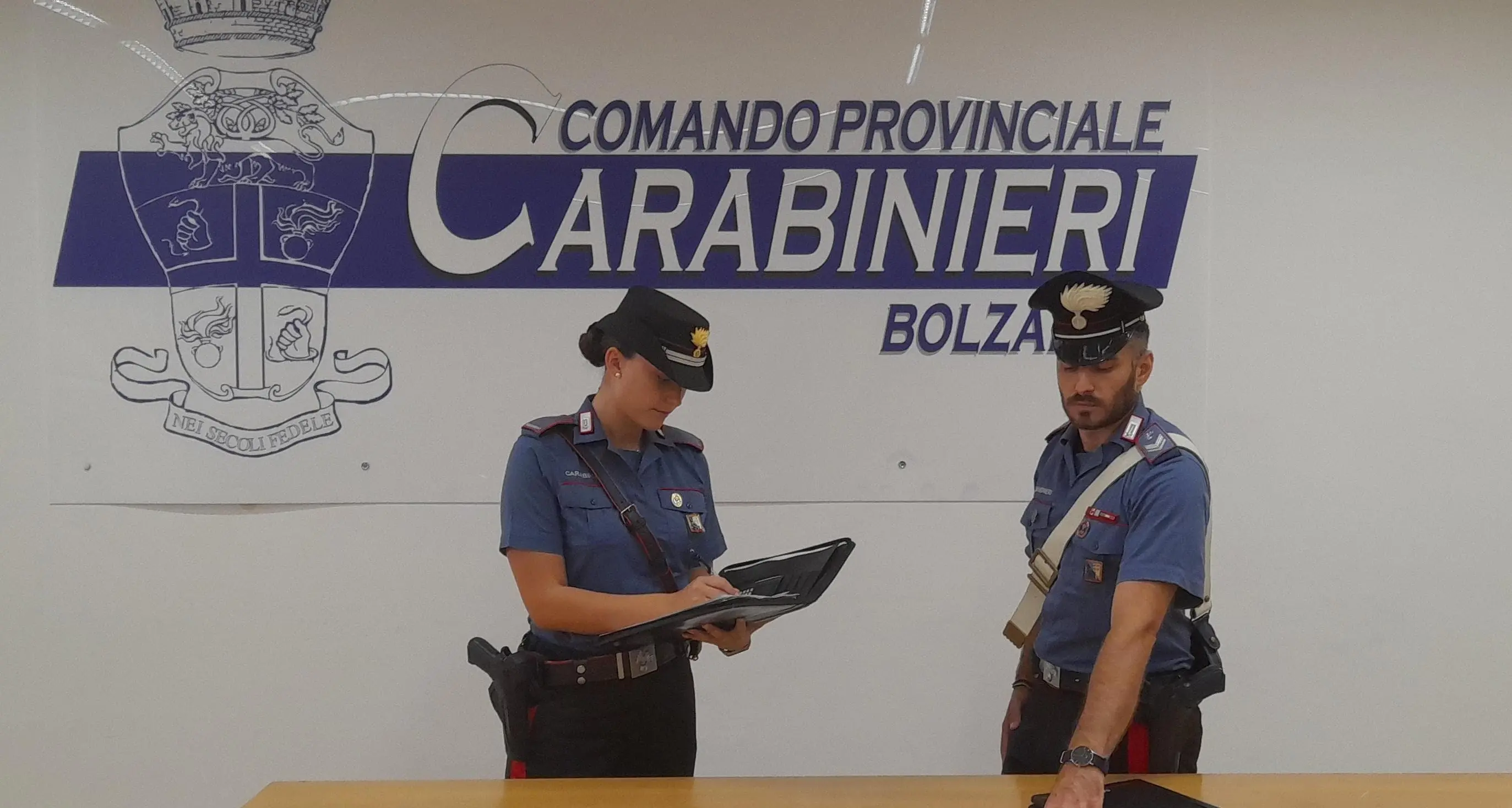 Si finge carabiniere e si fa consegnare da un’anziana gioielli e denaro per 38mila euro: arrestato a Bolzano