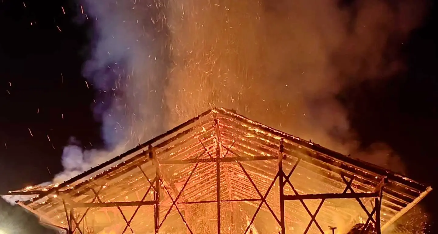 Val Badia, fienile distrutto dalle fiamme nella notte