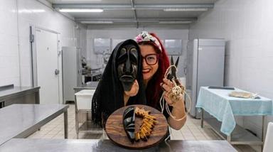 Un formaggio con sembianze della maschera femminile del carnevale di Ottana