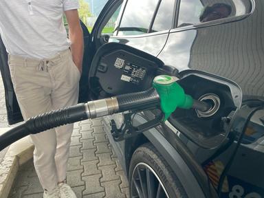 Non si fermano i rialzi per i carburanti, gasolio self in autostrada a 2,375 euro