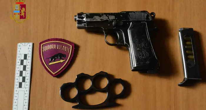 Viola il coprifuoco armato di pistola e tirapugni, arrestato a Bolzano