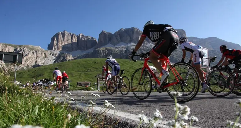 Limitazioni al traffico sui passi dolomitici, Steger: «Un passo avanti verso una ragionevole regolamentazione»