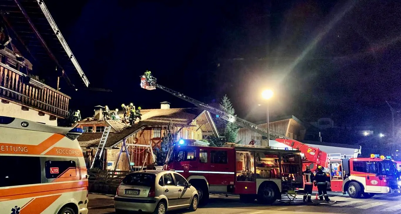 Tetto in fiamme, allarme a Sarentino