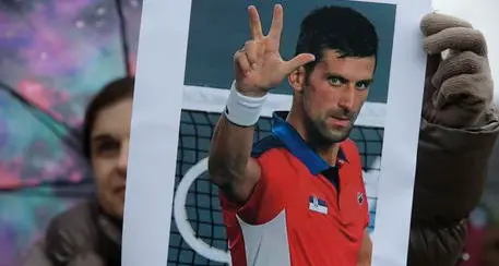 Djokovic, il giudice dispone il fermo per domani mattina