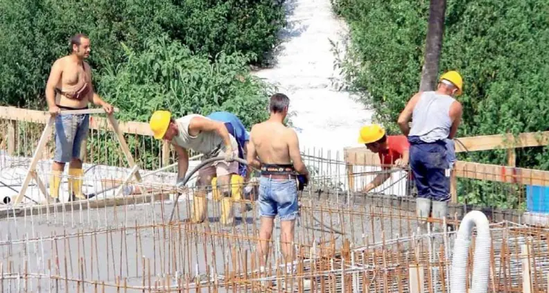 Ondate di calore, appello Cgil: «Serve un protocollo cantieri»
