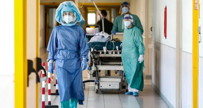 Covid, aumentano le reinfezioni: a rischio giovani, donne e sanitari