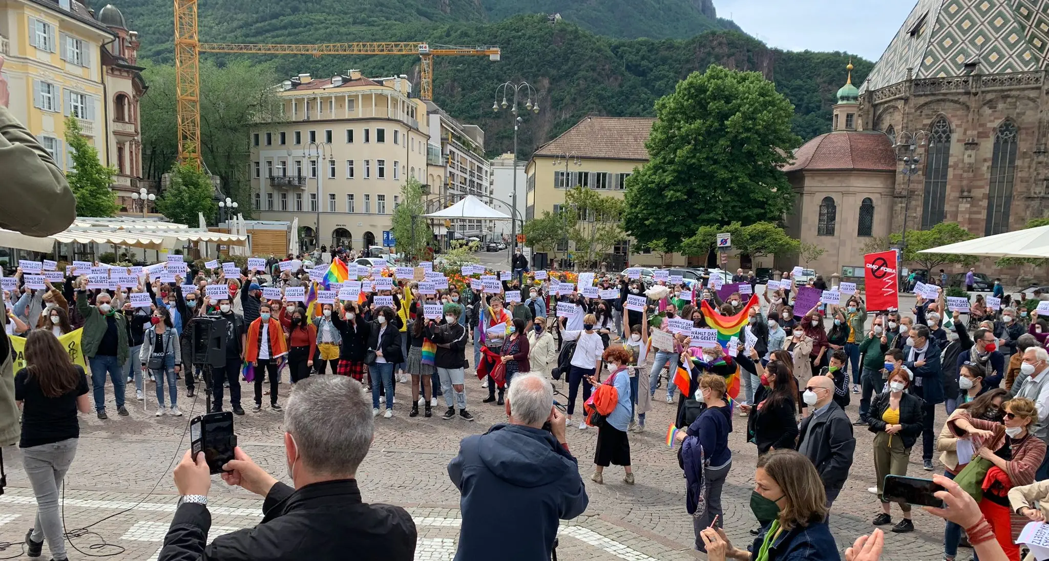 Bolzano, più di 300 persone in piazza per il ddl Zan