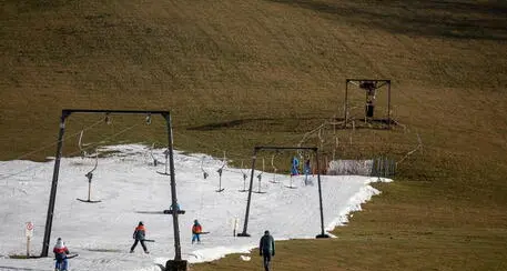 L’Austria è senza neve e si scia su lingue bianche in mezzo al verde