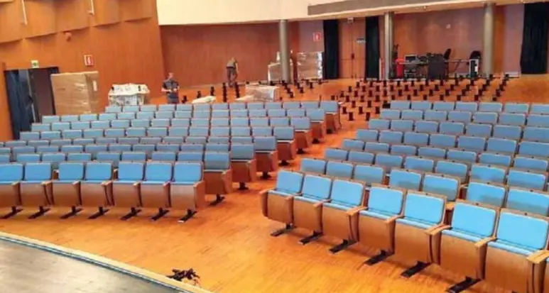 Il Teatro Cristallo cambia look: colletta per le nuove poltrone
