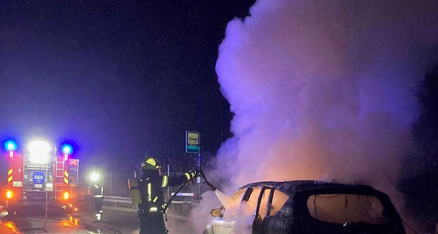 Labers, auto distrutta dalle fiamme: salvi gli occupanti
