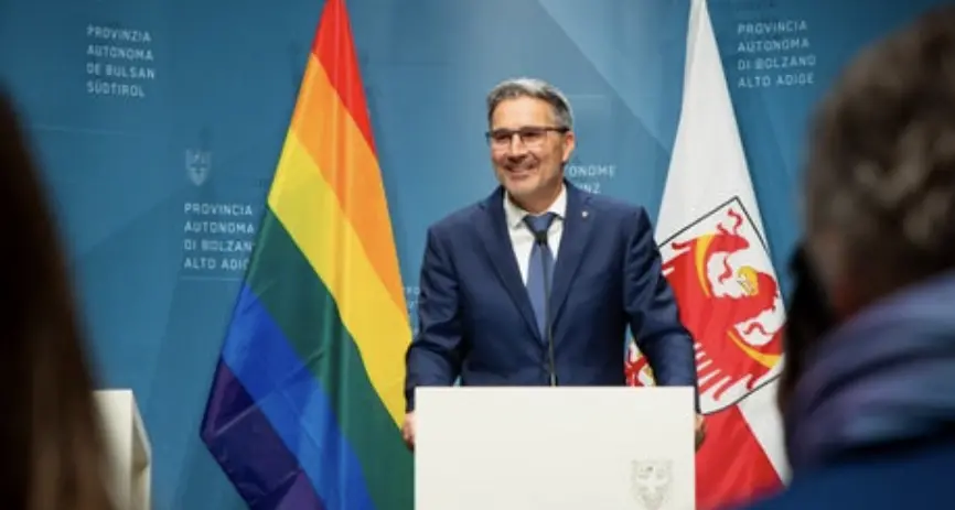 La bandiera arcobaleno torna nella sala stampa di Palazzo Widmann, Kompatscher: “Anche noi in Italia siamo una minoranza''