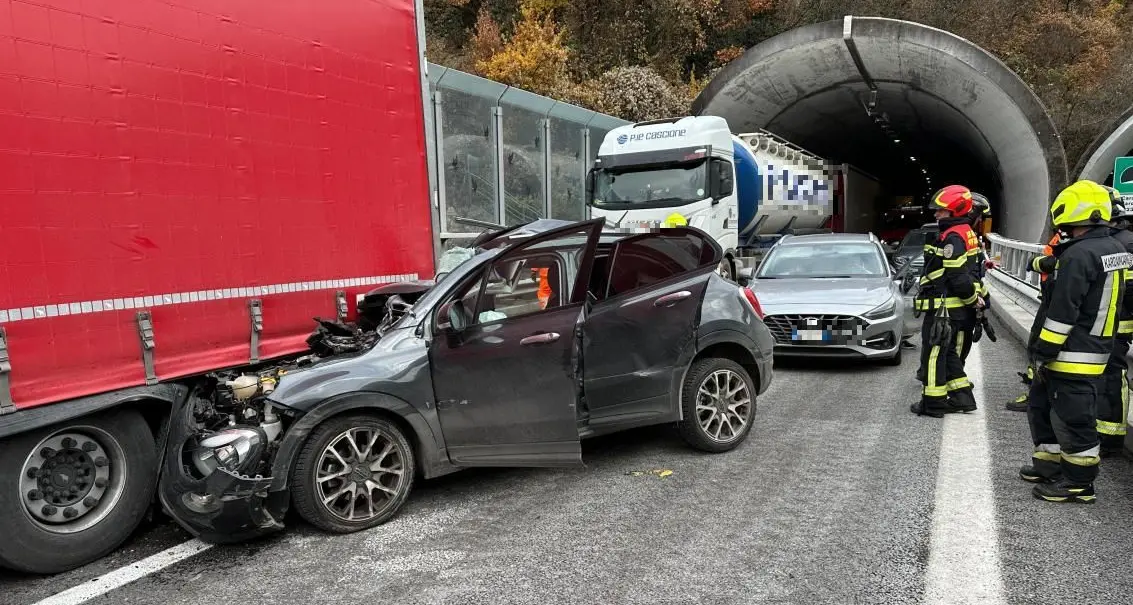 Scontro auto-camion in A22 a Bolzano, tre feriti gravi