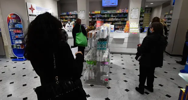 Bolzano, lunghe code alle farmacie: centinaia di persone in fila in attesa del tampone