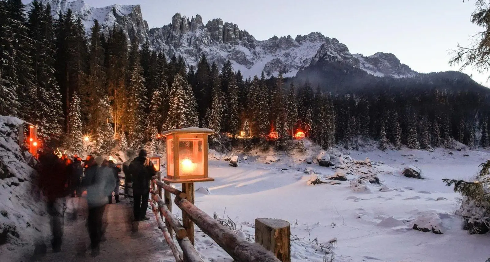 Salta il mercatino di Natale in riva al Lago di Carezza