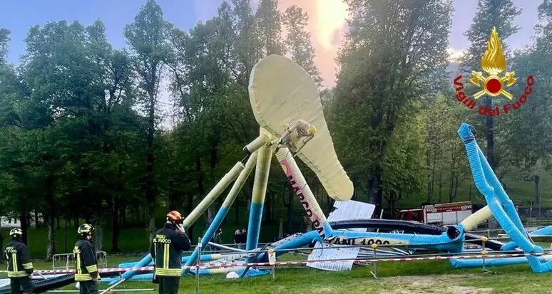 La bici gigante per il Giro crolla sul sindaco di Biella: sfiorata la tragedia a Oropa