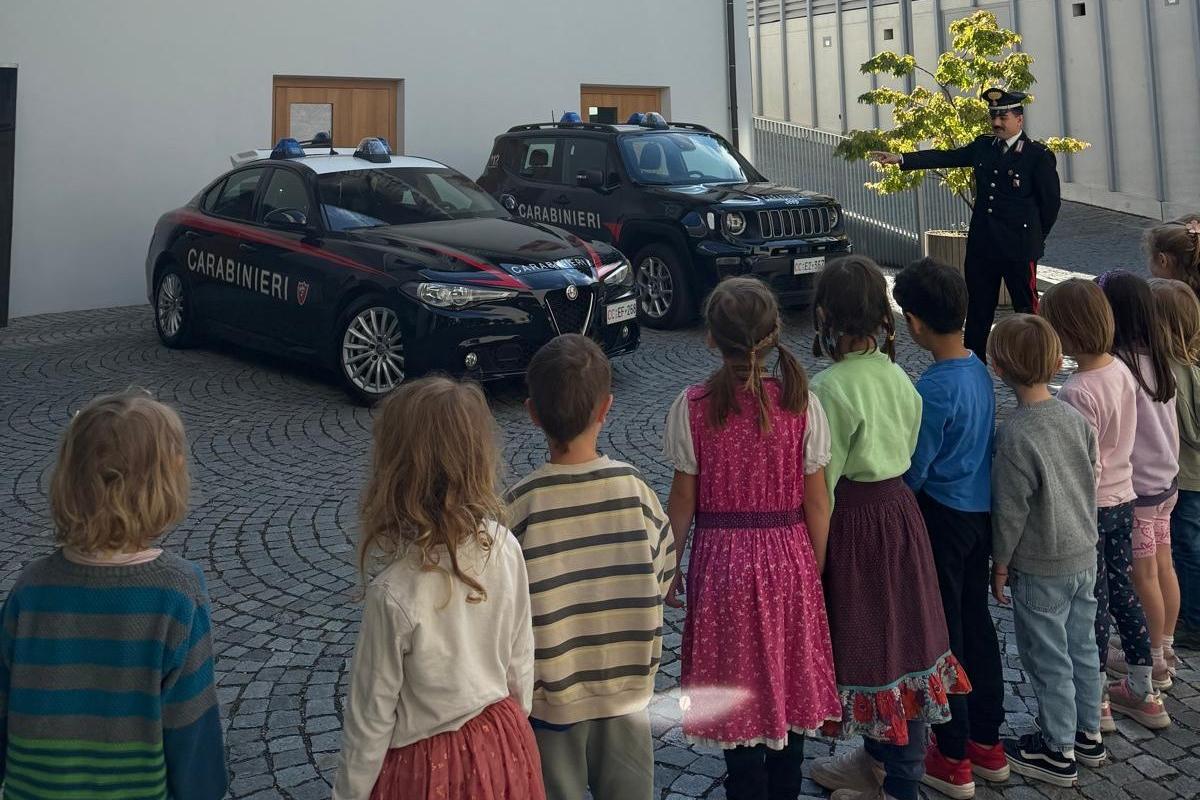 Merano, i carabinieri ospiti all’asilo Winkelweg: incontro con 30 bambini