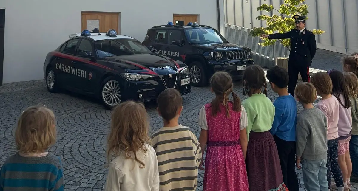 Merano, i carabinieri ospiti all’asilo Winkelweg: incontro con 30 bambini