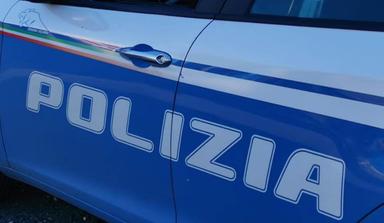 Violentò una sedicenne in strada davanti all'amica, arrestato un uomo