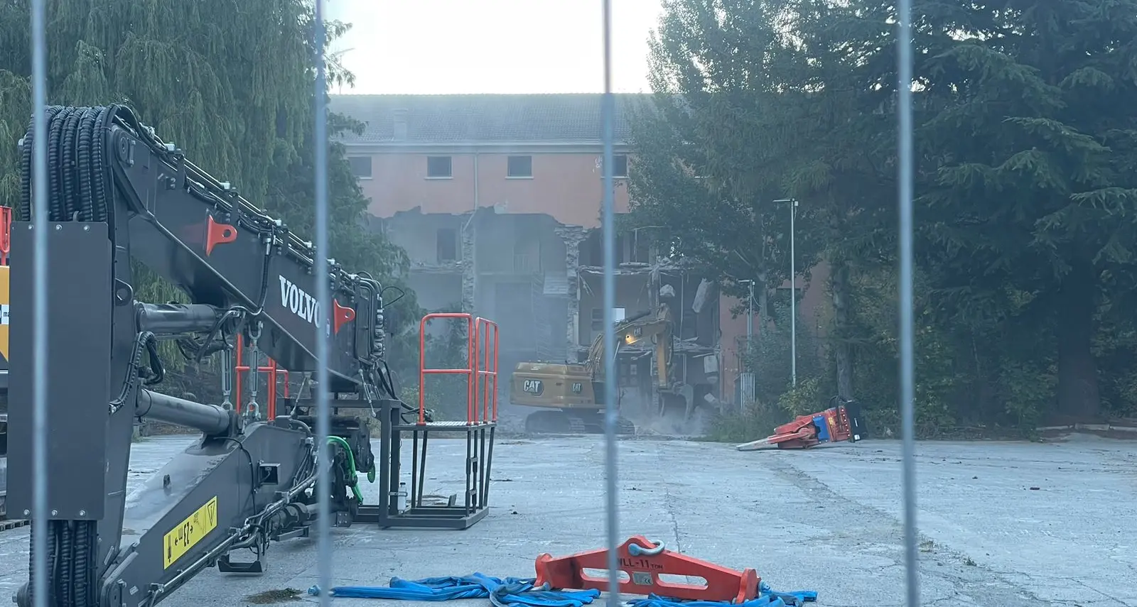 Blitz notturno all’ex caserma Druso di Silandro: in corso la demolizione delle palazzine