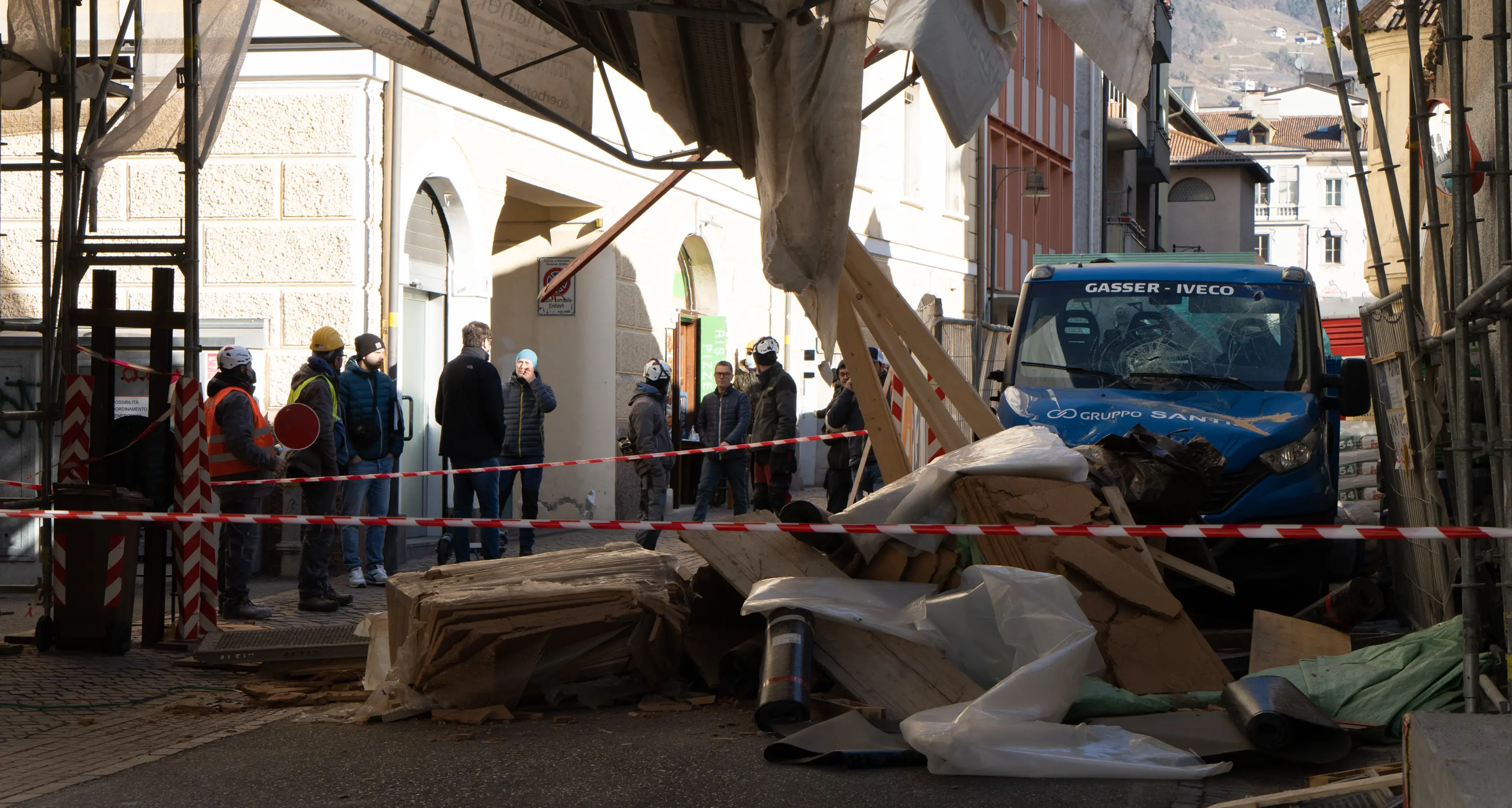 Bolzano, cede l’impalcatura: operaio all’ospedale