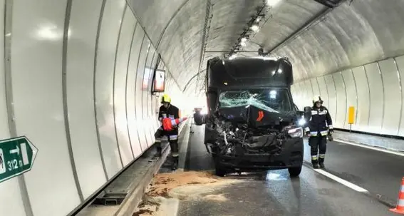 Violento tamponamento tra un furgone e un camion nella galleria del Virgolo