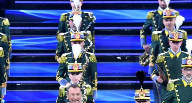 Sanremo: la serata finale si apre con l'inno di Mameli
