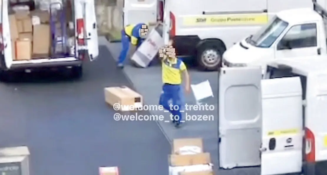 Merano, pacchi postali scagliati a terra dagli addetti: è polemica