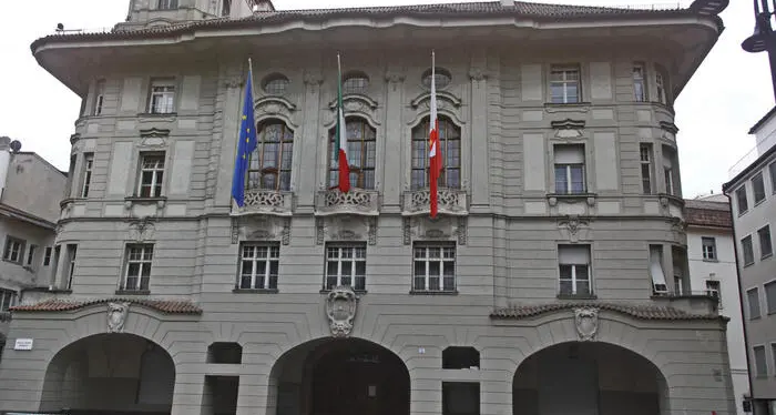 Consiglieri comunali, festa sotto l’albero: arrivano i 1.200 euro al mese
