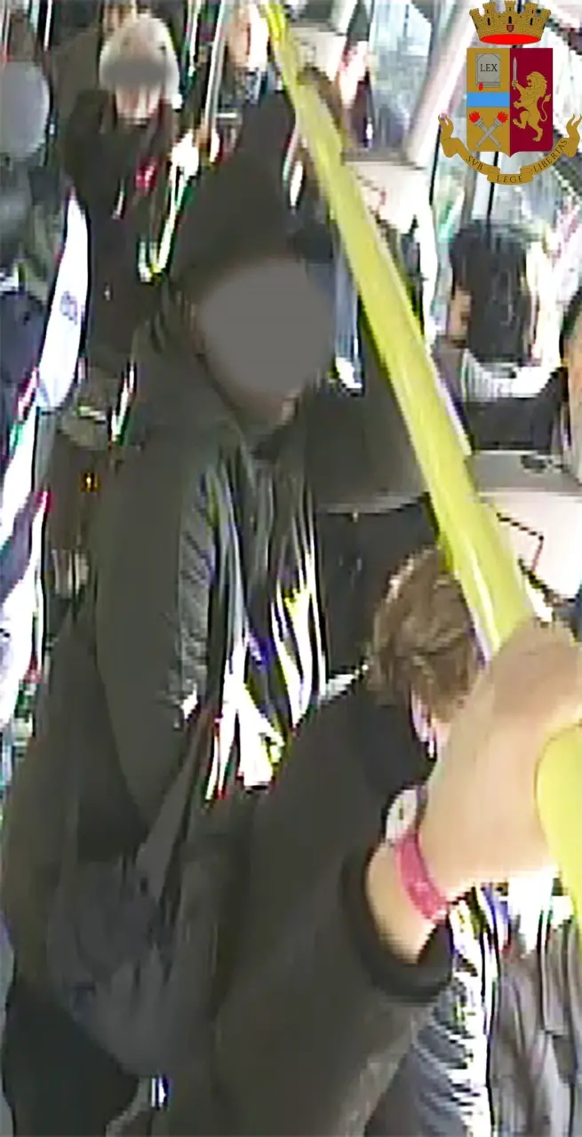 Bolzano, la polizia arresta un borseggiatore seriale: derubava gli anziani sugli autobus