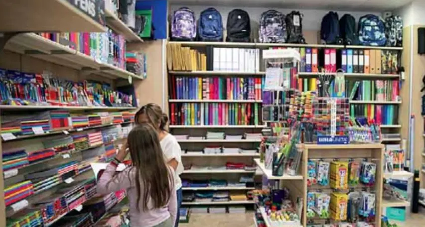 Scuola, spese folli per cartelle e cancelleria: «Per ogni bambino una media di 200 euro»
