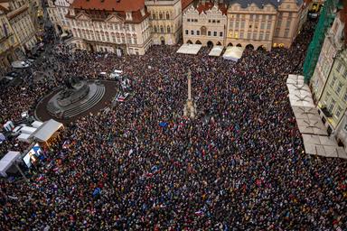 Migliaia di manifestanti a Praga contro l'abolizione del canone radio-tv