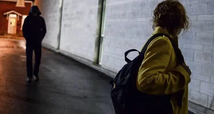 Il grido di una ragazza sui social: «Aiuto, salvateci da mio padre»
