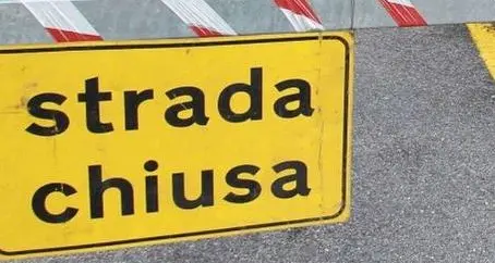 Masso cade a Ratisio Nuovo: chiusa la strada per la Val Senales