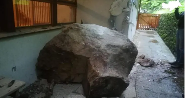Vandoies, masso si ferma davanti all’asilo