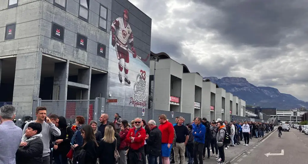 Tutti in coda per i biglietti di Bolzano-Salisburgo