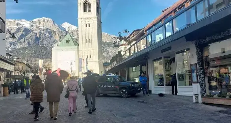 Gioielleria assaltata a Cortina, tre rapinatori in fuga. Allerta anche verso l’Alto Adige