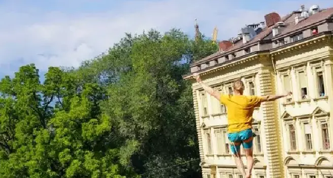 Giornata dell'Autonomia, l recordman mondiale di slackline Mich Kemeter in piazza Magnago