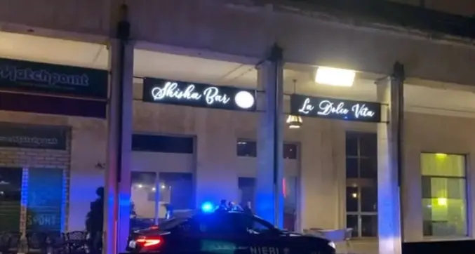 Bolzano, maxirissa nella notte in piazza Mazzini