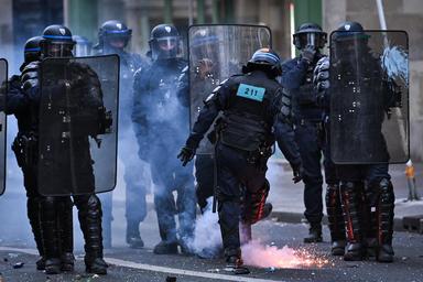 A Parigi 1.800 fermi nelle proteste, un manifestante morto per malore