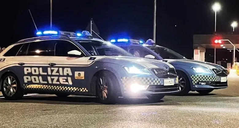 Camionista ubriaco si spoglia sotto la neve e lancia piatti e bottiglie: arrestato