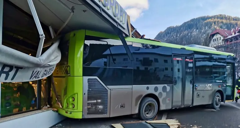 Bus di linea finisce in un negozio di sport in val Gardena